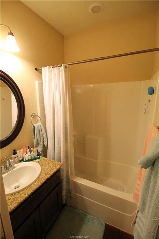 Building Photo - Spacious 4 Bedroom, 3 Bathroom House in Ho...