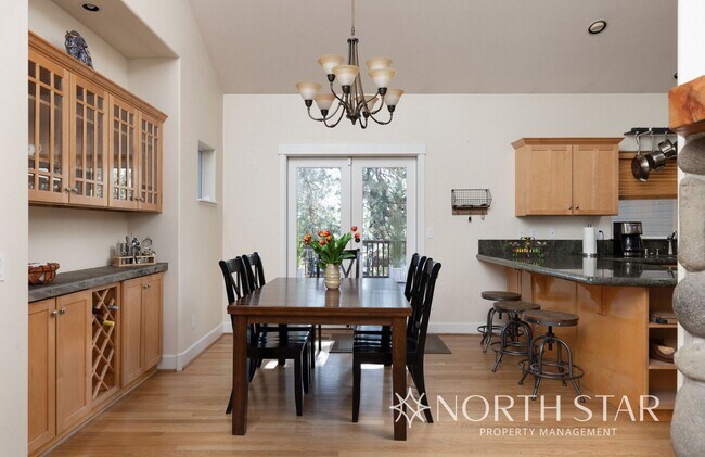 Building Photo - Spacious Bend 3 bed/2 bath Residence w/ Of...