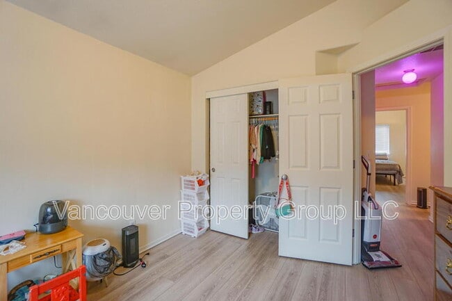 Building Photo - 6001 NE 33rd Cir