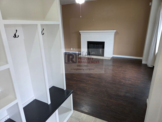 Building Photo - Check out this beautiful 4 bedroom, 2 bath...