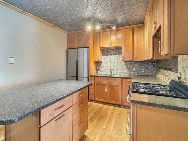 Building Photo - 127 E 47th St