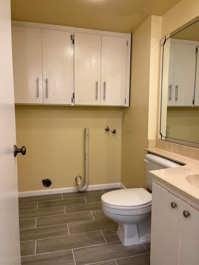 Building Photo - 621 6th Way