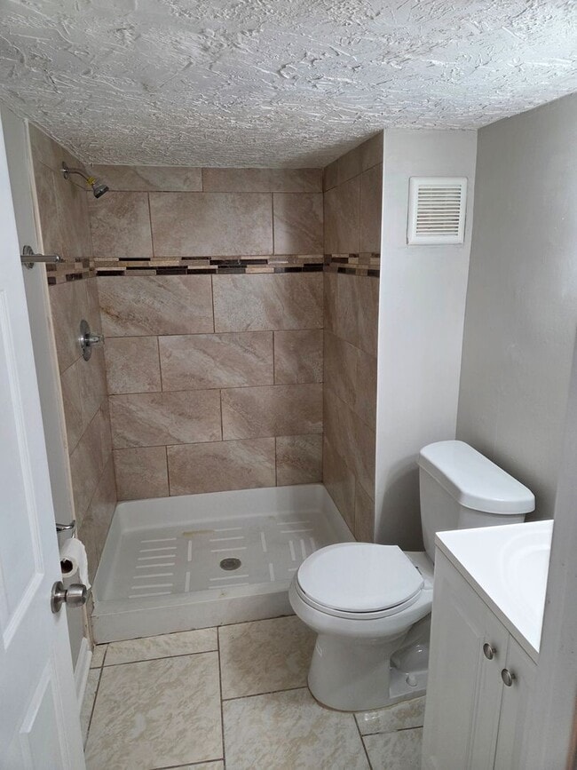 Building Photo - Aksarben 3 bed 2 bath 1 car garage newly remodeled, witb a fenced in backyard!