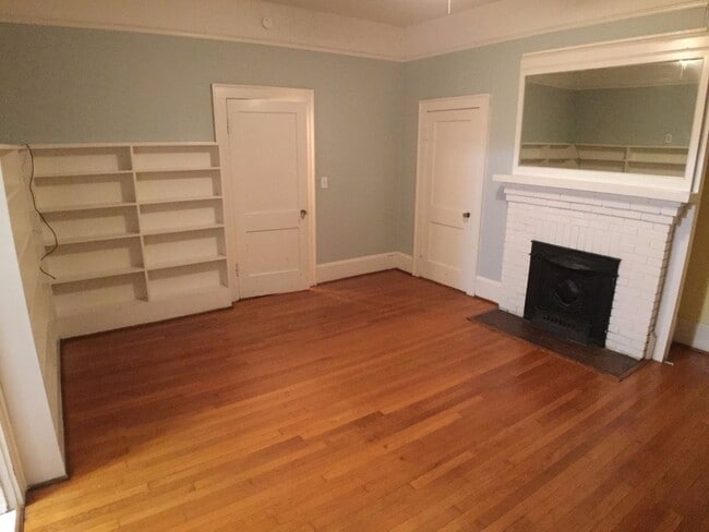 Building Photo - Radford, 5 BR / 2.5 BA, Available in August