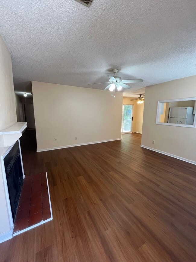 Building Photo - Charming 2 Bedroom