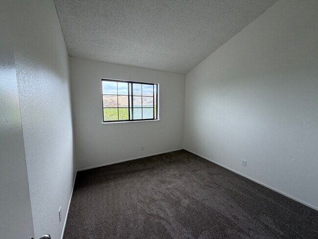 Building Photo - Snow Drive