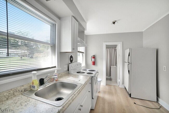 Building Photo - 27 Brighton Rd