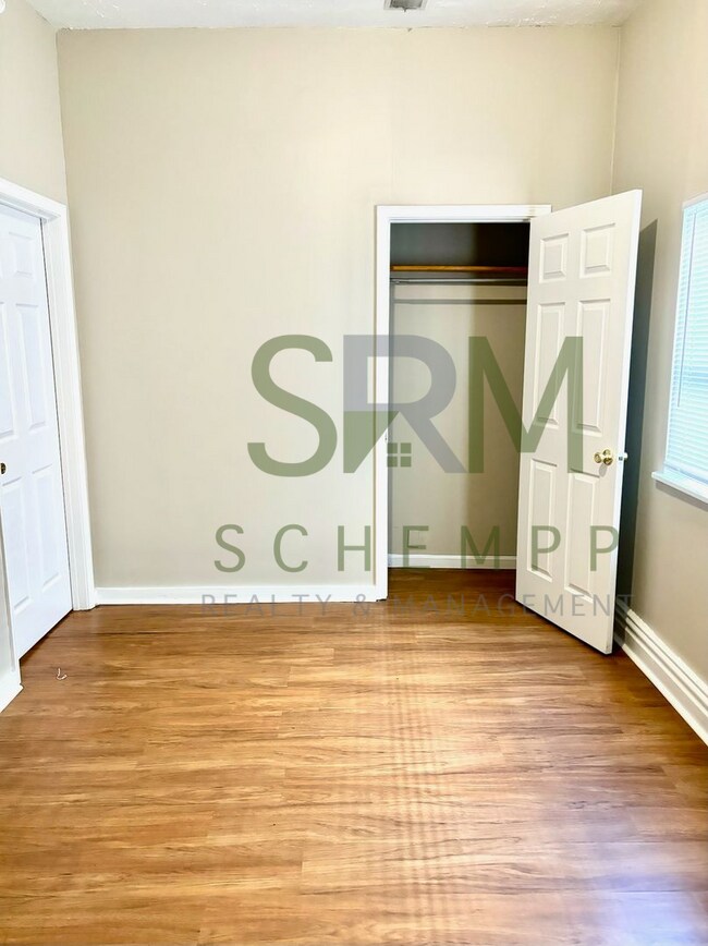 Building Photo - Spacious 4 bedroom in Portland-Section 8 Accepted **1/2 off first months rent**