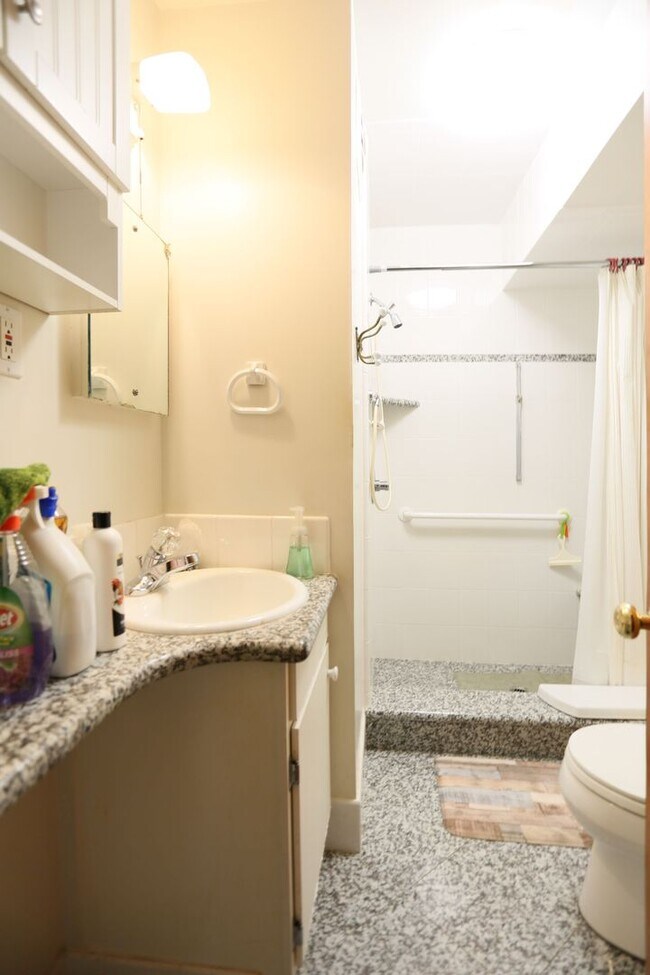 Building Photo - Two-story, 3BR/2.5BA Single family home including Lower-Level Suite with Bath & Kitchenette in Gl...