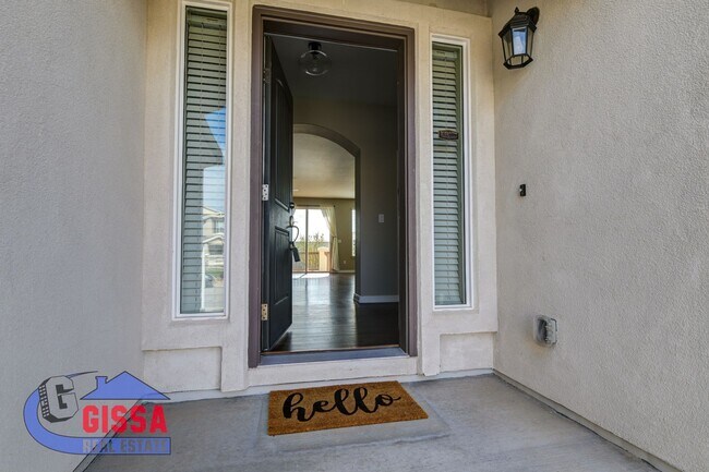 Building Photo - Beautiful home with 5 bedrooms, 4 bathroom...