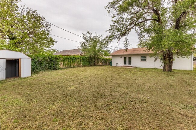 Building Photo - 13817 N Everest Ave