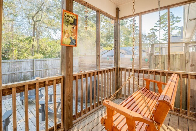 Building Photo - HOT TUB ANYONE?  THIS OFF-SEASON RENTAL IS AVAILABLE NOV-FEB '27