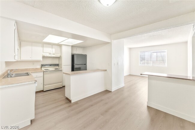 Building Photo - 5309 W Cheyenne Ave