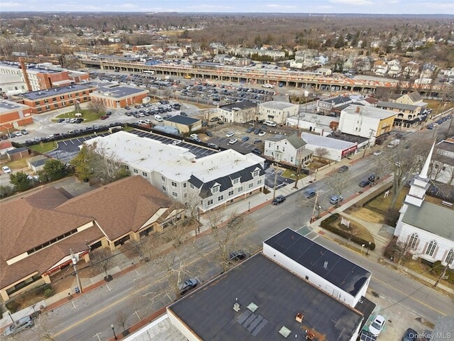 Building Photo - 180 Deer Park Ave