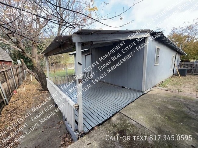 Building Photo - 209 Pecan St