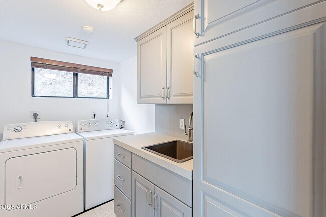 Building Photo - 7044 N Hillside Dr
