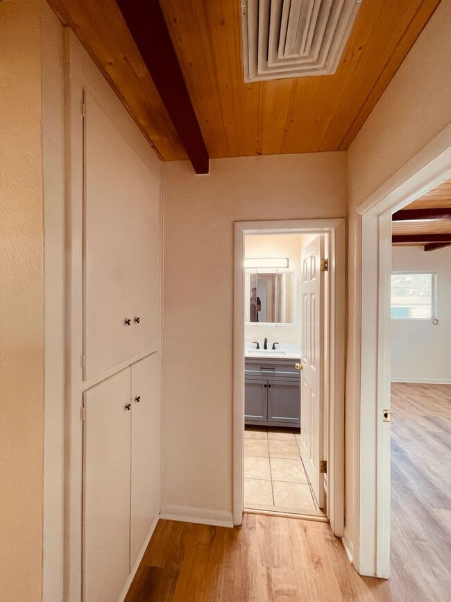 Building Photo - quiet triplex Near   UNM's  medical/law campus