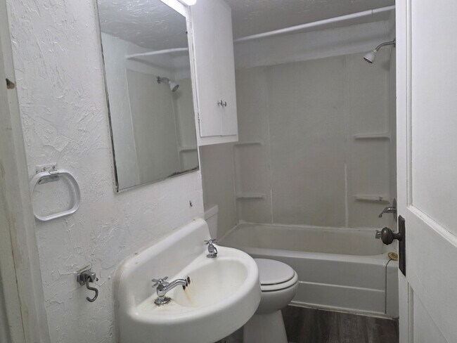Building Photo - 1 Bedroom Apartment in the Heart of Applet...