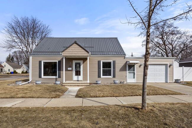 Building Photo - Three Bedroom One Bathroom Appleton House