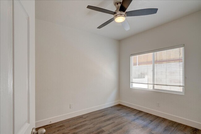 Building Photo - Golden Hill 2 Bed / 1 Bath/ 2 Parking Spac...