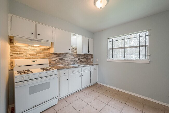 Building Photo - Affordable 3BD/2BA single-family house!