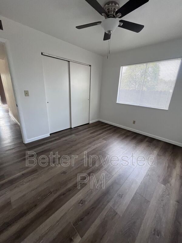 Building Photo - 857 S Oak St