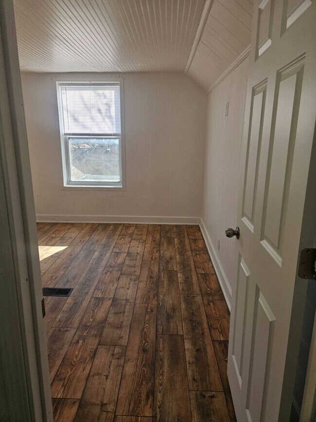 Building Photo - WOW! Look at this property ! You cant beat this price!