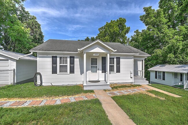 Building Photo - 2 Bedrooms / 1 Bath Home - Kingsport TN
