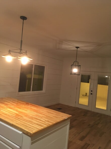 Building Photo - 704 cherry st