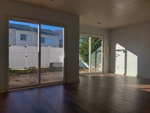 Building Photo - Light filled 3bd/1.5ba with hardwood throughout