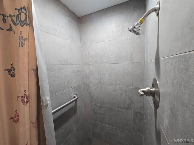 Building Photo - 161 Foxpoint W