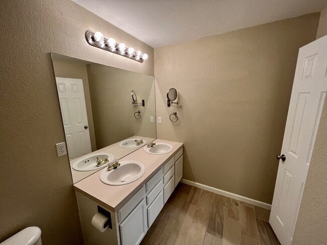 Building Photo - 5225 White Willow Dr