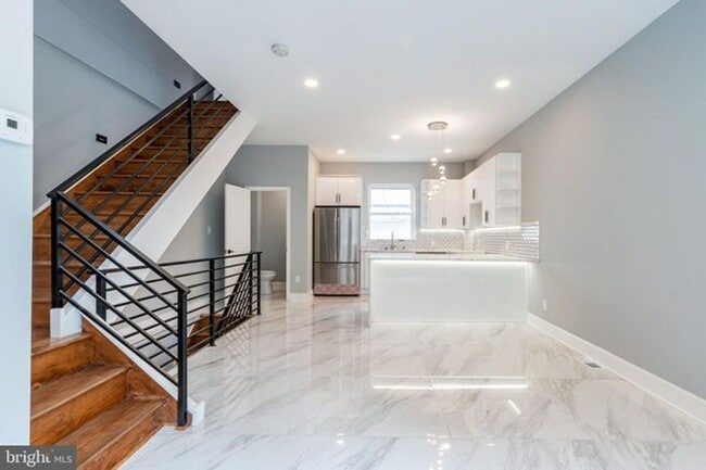 Building Photo - Breathtaking House for Rent wt Roof Deck