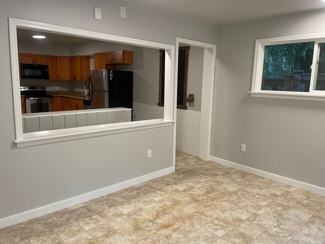 Building Photo - Welcome Home 3b/1ba Updated Home