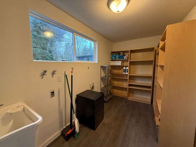 Building Photo - Stunning 4 Bed 3 Bathroom Home!