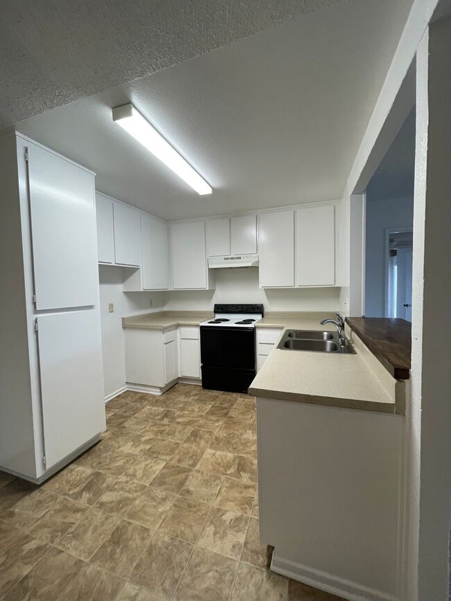 Building Photo - Spacious 2-bedroom 1-bathroom upstairs con...