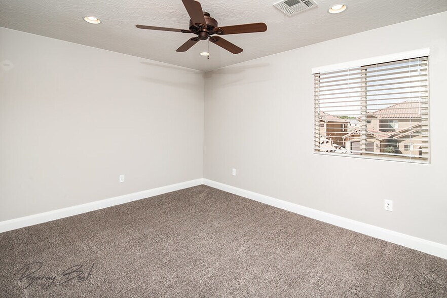 Building Photo - 325 N Red Stone Rd