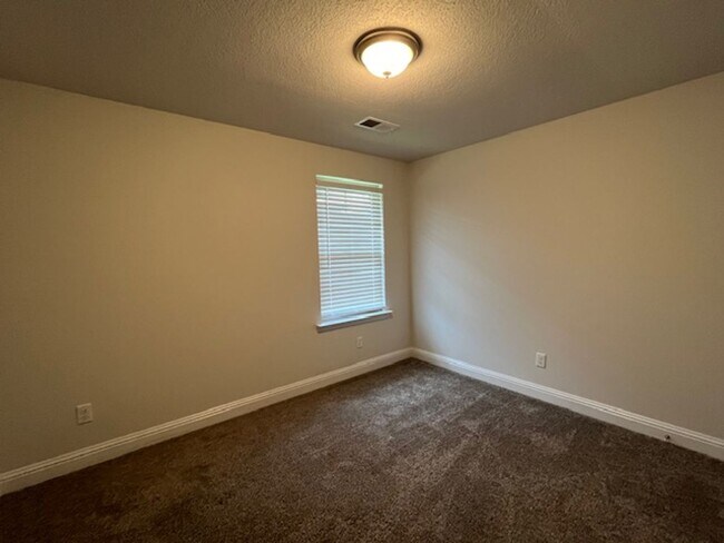 Building Photo - Renovated 4 Bedroom 2 Bath Home for Rent!