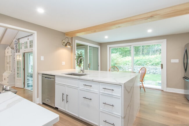 Building Photo - 211 New Canaan Rd