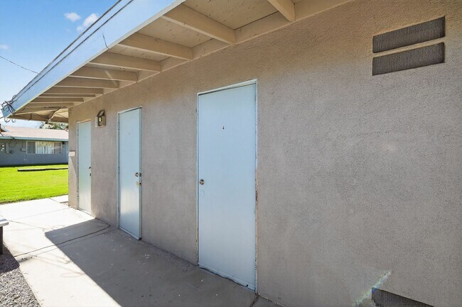 Building Photo - 44440 Acacia Dr