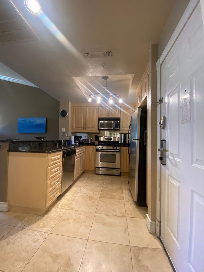 Building Photo - Fully furnished top floor strip view condo at the fabulous Meridian