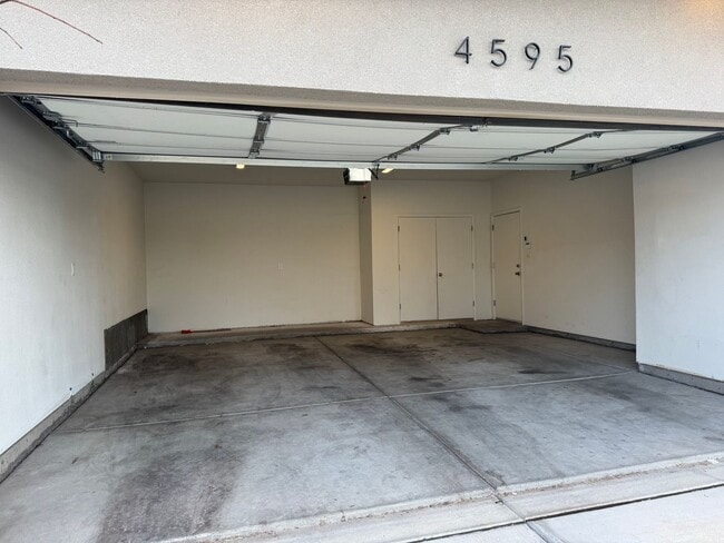 Building Photo - Villa Loma Town Home