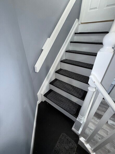 Building Photo - 8 Woody Pl