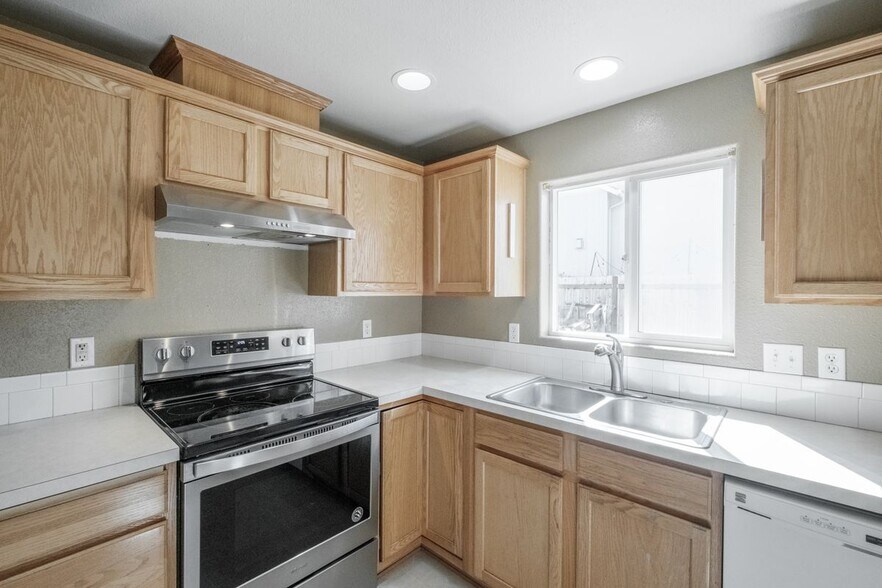 Building Photo - 5448 Siletz Ln