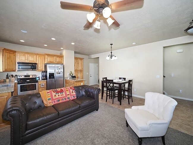 Building Photo - Perfect Town Home in Eagle Mountain