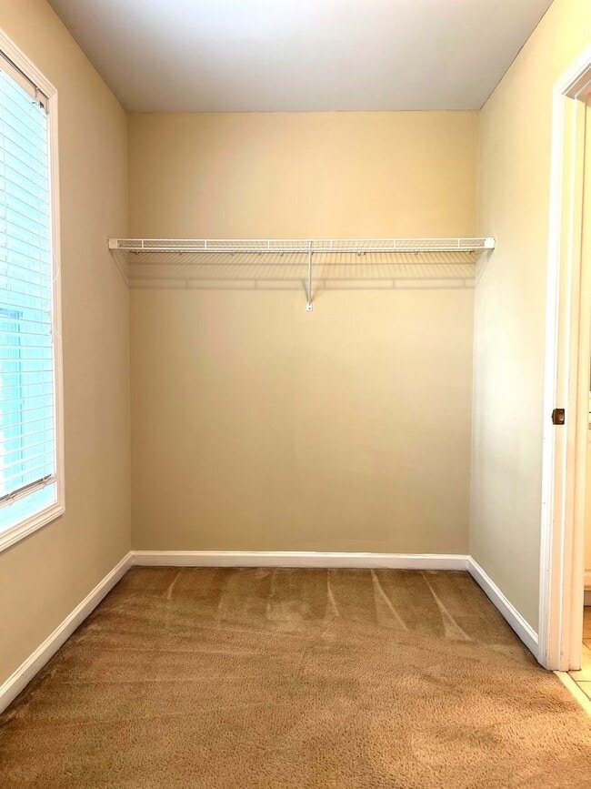 Building Photo - Large 4 Bedroom 2.5 Bath Home