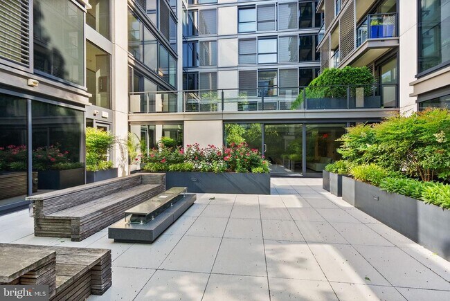 Building Photo - 925 H St NW