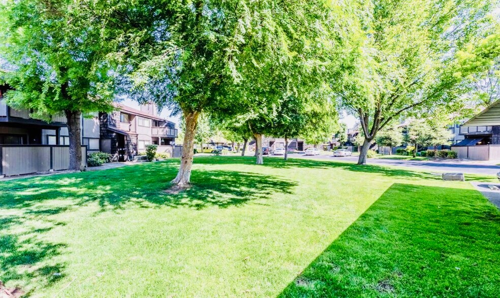 Building Photo - 1190 S Winery Ave