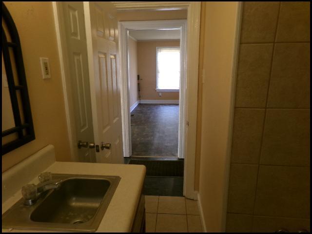 Building Photo - 920 S Elm St