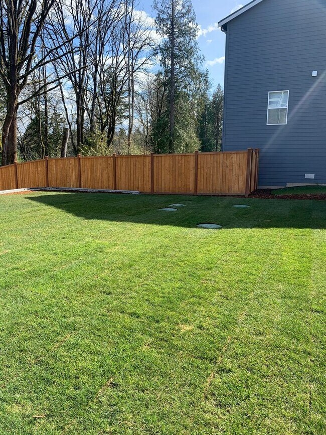 Building Photo - Furnished 4BR/3.5BA Home w/ Modern Ameniti...